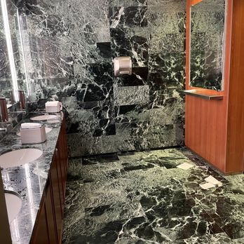 Marco Polo Club - Marble bathroom - Airport Lounges Near Me - Venezia, VE