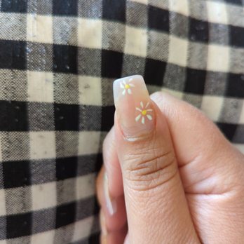 Fabulous Nails & Spa - Daisies that look like fireworks. - Nail Salons Near Me - Manteca, California Fabulous Nails & Spa - Daisies that look like fireworks. - Nail Salons Near Me - Manteca, California