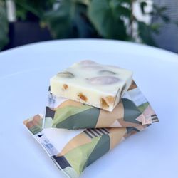 Läderach chocolatier suisse - White chocolate with almonds, pistachios, orange