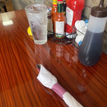 London Cafe - Table setup - Breakfast & Brunch Near Me - Houston, Texas