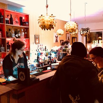 The Bär | Gin- & Cocktailbar Köln - Schicke Lichter über schäbiger Theke - Bars Near Me - Cologne, NW The Bär | Gin- & Cocktailbar Köln - Schicke Lichter über schäbiger Theke - Bars Near Me - Cologne, NW