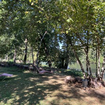 Motel Del Rogue - River and yard behind the cabins - Hotels Near Me - Grants Pass, Oregon Motel Del Rogue - River and yard behind the cabins - Hotels Near Me - Grants Pass, Oregon