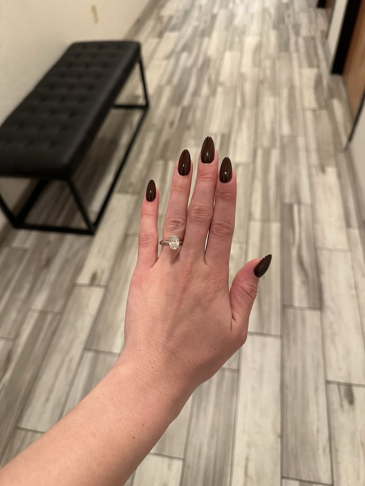 Demi  Nail Salon  Logo