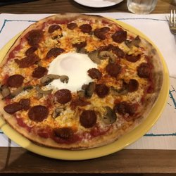 La Roda Groga - Custom pizza with various pork toppings, mushrooms, and a fried egg