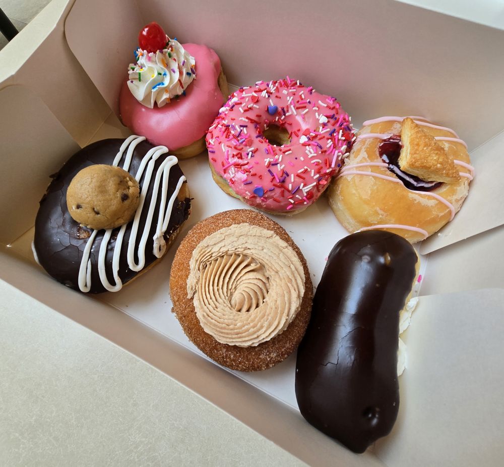 Mmm Donuts * Café & Bakery Logo