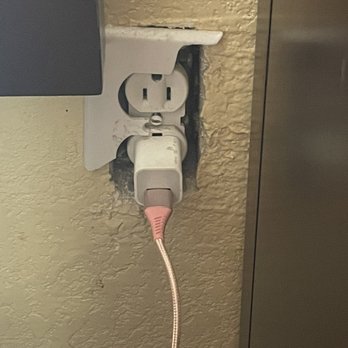 Americas Best Value Inn Blythe - Broken outlet plate - Hotels Near Me - Blythe, California