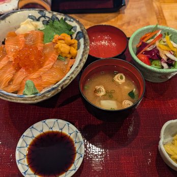 Restaurant SUNTORY - Donburi of the day, salmon, ikura and uni - Japanese Near Me - Honolulu, Hawaii Restaurant SUNTORY - Donburi of the day, salmon, ikura and uni - Japanese Near Me - Honolulu, Hawaii