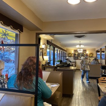 GJ's Family Restaurant - a view of the dining area - Breakfast & Brunch Near Me - Eugene, Oregon