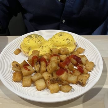 Penn's Table - Eggs, Benedict with hash brown potatoes - American Near Me - West Chester, Pennsylvania