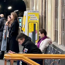 U-Bhf. Schlesisches Tor - Hat schon den Schlafanzug an.. U Schlesisches Tor