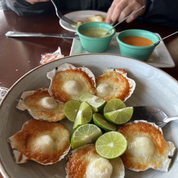 El Rocoto - Conchitas a la parmesana. Falso, no son como las de Perú. Estas deberían ser Scallops a la Parmesana. No son conchas de abanico. - Peruvian Near Me - Gardena, California El Rocoto - Conchitas a la parmesana. Falso, no son como las de Perú. Estas deberían ser Scallops a la Parmesana. No son conchas de abanico. - Peruvian Near Me - Gardena, California