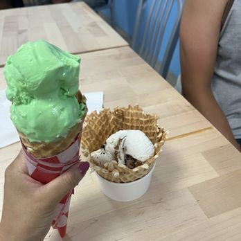 Castaways Ice Cream - Ice Cream & Frozen Yogurt Near Me - Honolulu, Hawaii