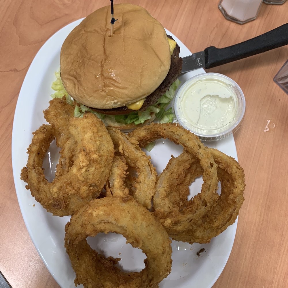 Cheeseburger with homemade onion rings Cheeseburger with homemade onion rings