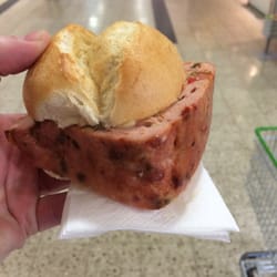 Globus - So sieht ein normales Pizzafleischkäsebrötchen für 1,40€ aus. Der normale kostet 1€