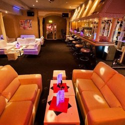 Nightclub Maxim Wien - Relax at Maxim Wien's bar, savoring exquisite champagnes & spirits, while basking in an atmosphere of seductive allure & sophistication.