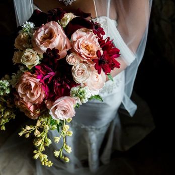 A Love's in Bloom - Florists Near Me