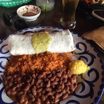 Chevys Fresh Mex - Chicken Borrito con Arroz y frijoles de puerco - Tex-Mex Near Me - Linden, New Jersey Chevys Fresh Mex - Chicken Borrito con Arroz y frijoles de puerco - Tex-Mex Near Me - Linden, New Jersey
