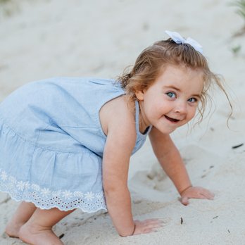 Sarai Ester Photography - A sweet little girl playing in the sand during a Mommy & Me shoot - Session Photography Near Me Sarai Ester Photography - A sweet little girl playing in the sand during a Mommy & Me shoot - Session Photography Near Me