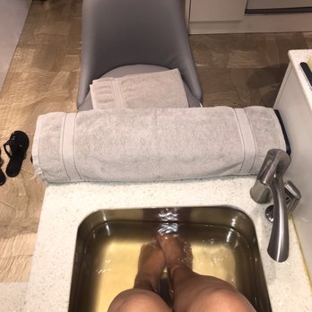 Isle PediSpa - Nice Tub.  Just no massaging jets in there. - Skin Care Near Me - Houston, Texas