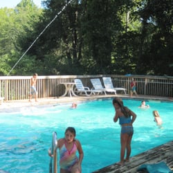 Cross Creek Rv Park - Summer fun at the pool