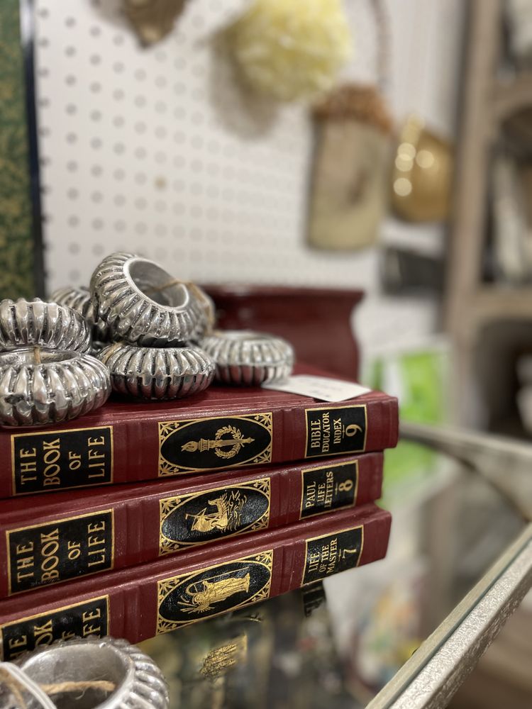 PRESLEY HEIGHTS ANTIQUE MALL Updated October 2024 24 Photos 1317