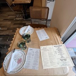Dreamland Cafe - Table setting and menu