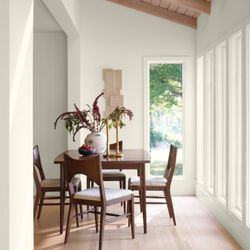 New York Paint & Hardware Yorkville - Benjamin Moore, Crisp Linen