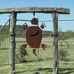 Turtle Creek Vineyard - Iron artwork at the entrance