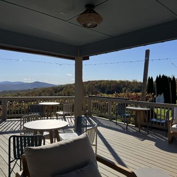 Fox Meadow Winery - Outdoor patio - Wineries Near Me - Linden, Virginia