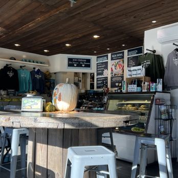 Blondies Cafe - Coffee Shop Indoor Seating - Coffee & Tea Near Me - Canmore, Alberta