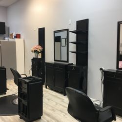 Cuts by the River - Hair stations