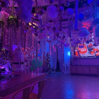 TREE HOUSE - Inside of the restaurants - Comfort Food Near Me - Chicago, Illinois