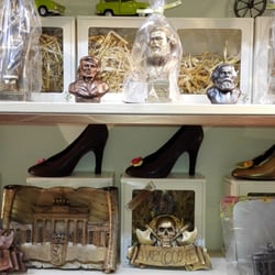 Schoko-Fabrik - Ob Schuhe oder Putin hier gibt es alles aus Schokolade.