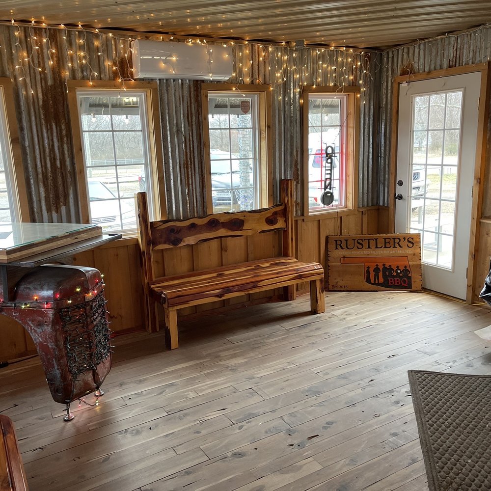 Rustlers BBQ - a living room with a fire place - Southern Near Me - Henryetta, Oklahoma