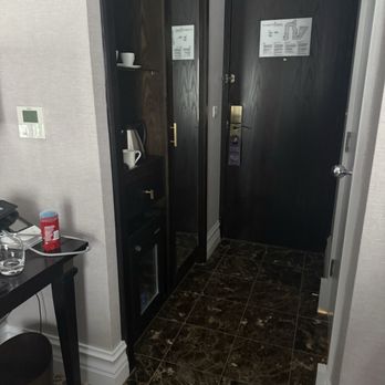 St. Ermin's Hotel, Autograph Collection - Entry- can see the hallway is as wide as the door - Hotels Near Me - London, XGL