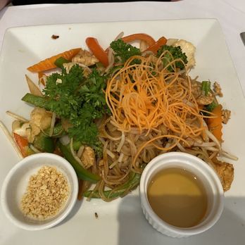 Malis - Pad Thai chicken - Thai Near Me - Beauport, Quebec Malis - Pad Thai chicken - Thai Near Me - Beauport, Quebec