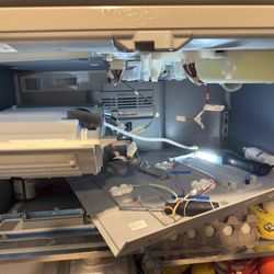 VinTech - Kitchen/whirpool icemaker on the ceiling of fridge side not making ice due to defective icemaker