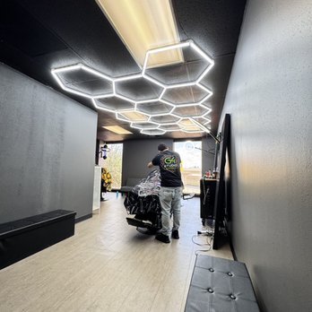 G4 Studio Barber - Miembro del Equipo realizando un Corte - Men's Hair Salons Near Me - Houston, Texas