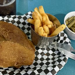 Fish and chips with green beans Fish and chips with green beans