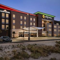La Quinta Inn & Suites by Wyndham Del Rio - Exterior