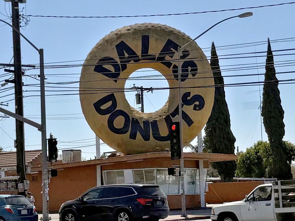 Dale’s Donuts Logo