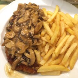 Gasthaus Wiedermann - Jägerschnitzel mit Pommes