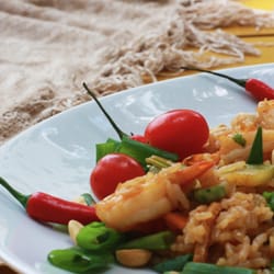 Thaitai Brasil - Khao Pad Arroz estilo "Fried Rice" feito com legumes, shitake, ervas e especiarias, nas opções de frango, camarão, porco ou vegetariano.
