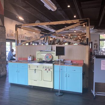 Toast 'N Jams - Entrance way with retro decorations. - Breakfast & Brunch Near Me - Norton Shores, Michigan