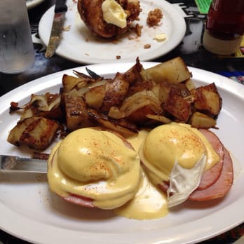 Curbside Cafe - Eggs Benedict! Fantastic - Breakfast & Brunch Near Me - Vista, California