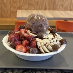 Juicy Box - S15. Strawberry banana chocolate shaved ice with chocolate mochi and rocky road ice cream