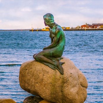 Den Lille Havfrue - Den lille Havfrue, København, Danmark: "But a mermaid has no tears, and therefore she suffers so much more..." - Hans Christian Andersen - Landmarks & Historical Buildings Near Me - København Ø, 84