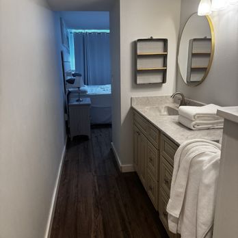 Nautilus Condominiums - Primary bedroom has a bathroom, but there's no door. - Condominiums Near Me - Fort Walton Beach, Florida Nautilus Condominiums - Primary bedroom has a bathroom, but there's no door. - Condominiums Near Me - Fort Walton Beach, Florida