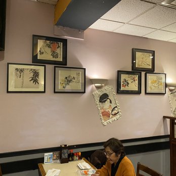 Sankyu Sushi & Izakaya - Japanese prints reminiscent of prints in my moms house - Sushi Bars Near Me - Mount Prospect, Illinois