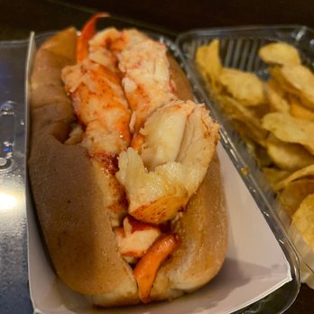Pauli's - Lobsta roll - Sandwiches Near Me - Boston, Massachusetts